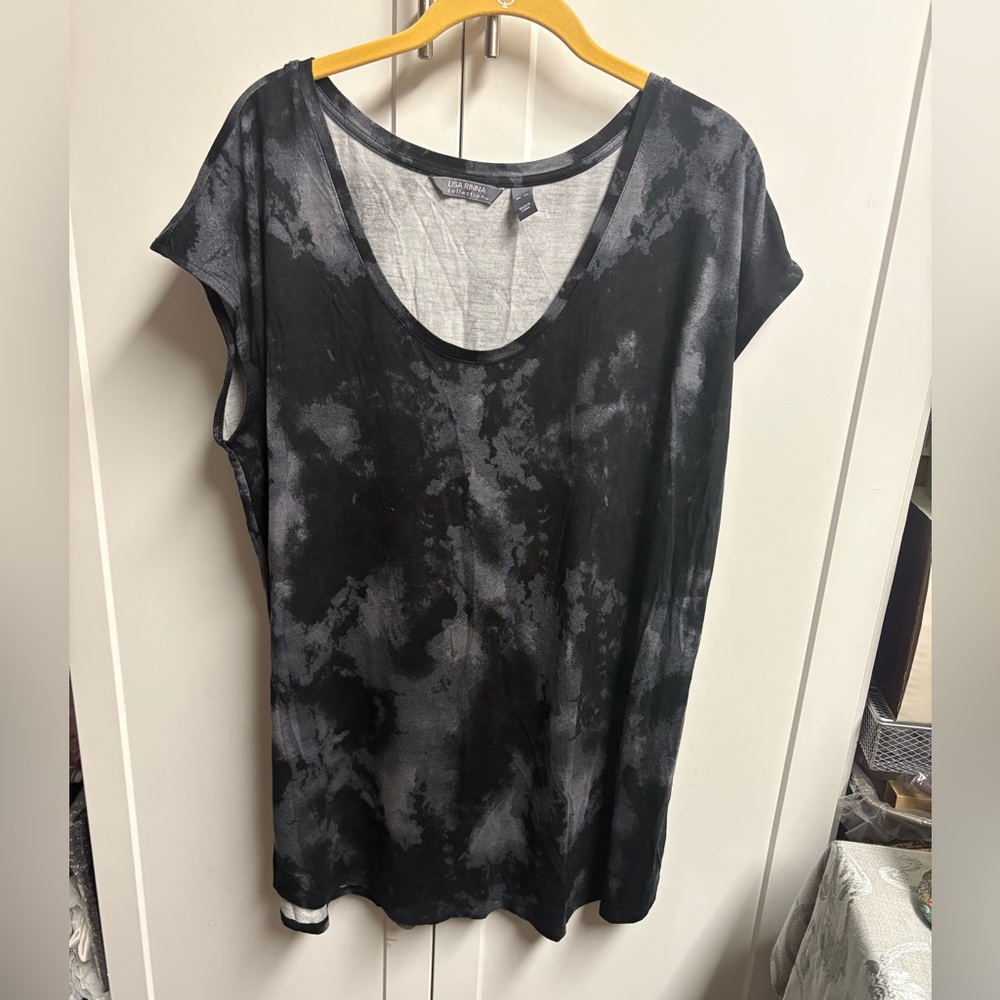 Black swirl short sleeve top by Lisa Rinna size XL